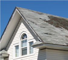 A roof with damage to the shingles