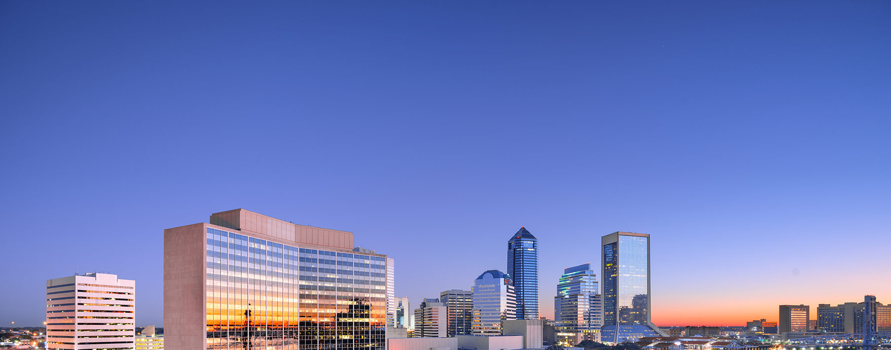 The ocean coastline in jacksonville with buildings on the waterfront